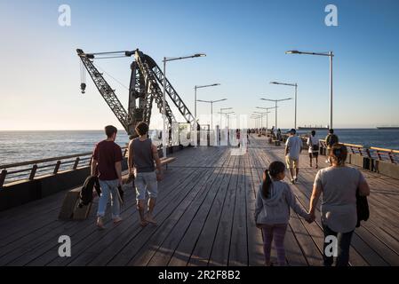 Les gens se promènent sur Muelle Vergara (jetée historique), la plage de Viña del Mar près de Valparaiso, Chili, Amérique du Sud Banque D'Images