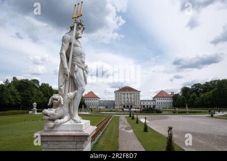 Vue sur le palais de Nymphenburg, au premier plan une statue du jardin des dieux, Munich, Bavière, Allemagne, Europe Banque D'Images