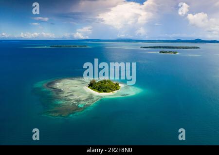 Vue sur les îles de Balgai Bay, Nouvelle-Irlande, Papouasie-Nouvelle-Guinée Banque D'Images