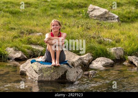 Wanderin fait une pause, Lago Bianco, Trekking del Laghetti Alpini, Tessin, Suisse Banque D'Images