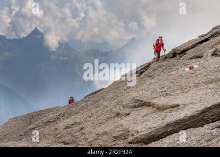 Les randonneurs femelles grimpent jusqu'à la Bochette de la Froda, Trekking del Laghetti Alpini, Tessin, Suisse Banque D'Images