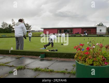 Boules en jeu devant le pavillon rouge du parc de quilles Balornock à Glasgow, en Écosse, au Royaume-Uni Banque D'Images