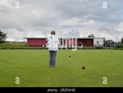 Boules en jeu devant le pavillon rouge du parc de quilles Balornock à Glasgow, en Écosse, au Royaume-Uni Banque D'Images