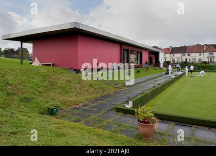 Boules en jeu devant le pavillon rouge du parc de quilles Balornock à Glasgow, en Écosse, au Royaume-Uni Banque D'Images