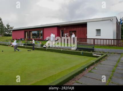 Boules en jeu devant le pavillon rouge du parc de quilles Balornock à Glasgow, en Écosse, au Royaume-Uni Banque D'Images