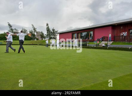 Boules en jeu devant le pavillon rouge du parc de quilles Balornock à Glasgow, en Écosse, au Royaume-Uni Banque D'Images