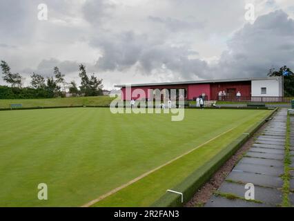 Boules en jeu devant le pavillon rouge du parc de quilles Balornock à Glasgow, en Écosse, au Royaume-Uni Banque D'Images