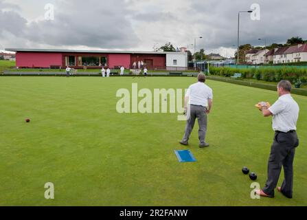 Boules en jeu devant le pavillon rouge du parc de quilles Balornock à Glasgow, en Écosse, au Royaume-Uni Banque D'Images