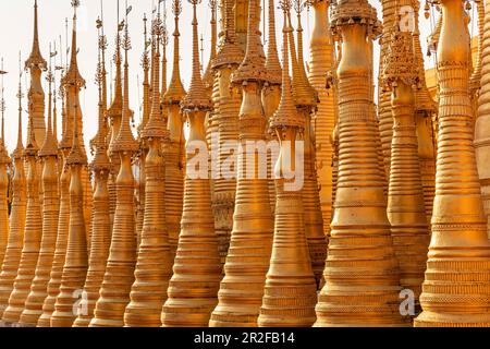 Shwe Inn Dein Pagoda - un champ de stupa avec des stupas dorés dans la lumière du soir au lac Inle, Nyaung Shwe, Myanmar Banque D'Images