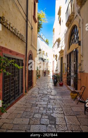 Allée dans la vieille ville de Gallipoli, Puglia, Italie Banque D'Images