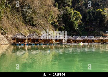 Cabanes en bambou sur le lac Ratchapapha dans la lumière du matin, parc national de Khao Sok, Khao Sok. Thaïlande Banque D'Images