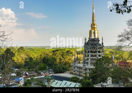 Ascension jusqu'à la montagne de la grotte du tigre au temple de la grotte du tigre (Wat Tham SUA, ville de Krabi, région de Krabi, Thaïlande Banque D'Images