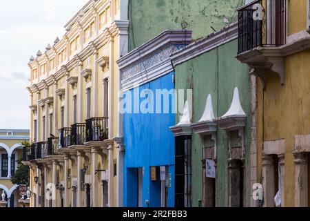Anciennes façades colorées de style colonial à Merida, Yucatan, Mexique Banque D'Images