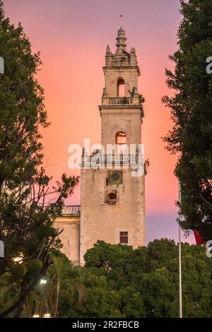 Vue depuis le parc de la cathédrale de Merida au coucher du soleil, Yucatan, Mexique Banque D'Images