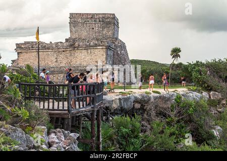 Ruines côtières dans les terres des sites mayas de Tulum, Quintana Roo, péninsule du Yucatan, Mexique Banque D'Images