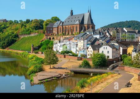 Vue sur la Sarre avec estuaire de la Laurentiuskirche et de la Leuk, Hunsrück, Rhénanie-Palatinat, Allemagne Banque D'Images