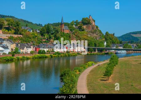 Vue sur la Sarre avec Sarre, château et bateau d'excursion, Rhénanie-Palatinat, Allemagne Banque D'Images