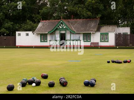 Bols en jeu devant le pavillon au vert de bowling de Mauchline à Mauchline; Ayrshire, Écosse, Royaume-Uni Banque D'Images