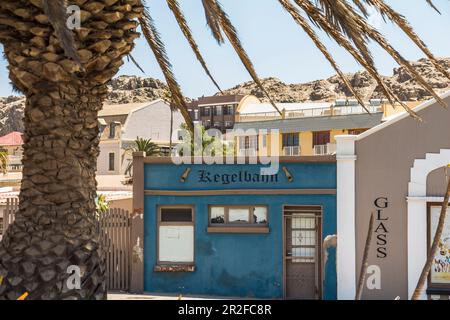 Maisons colorées restaurées de l'époque coloniale allemande dans le centre de Lüderitz, Namibie Banque D'Images