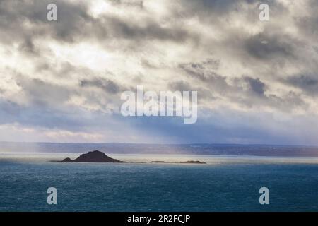 La soirée avant un coup de tempête, la Bretagne en hiver à Cap Erquy. coucher de soleil Banque D'Images