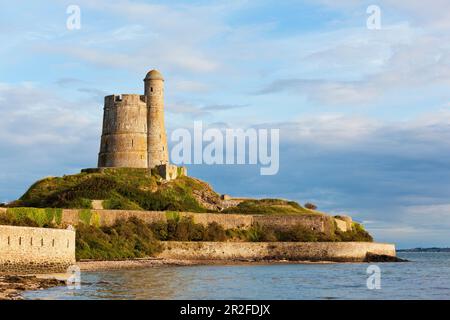 Tour Vauban à Saint Vaast la Hougue dans la lumière du soir. Péninsule du Cotentin, Normandie France Banque D'Images