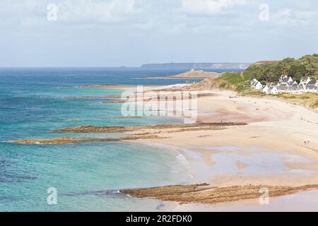 Vue depuis le sentier de randonnée côtier d'Erquy jusqu'à Cap Frehel. Juste au-dessus de la plage, la maison de vacances règlement Lanruen. Image du milieu supérieur de la tid Banque D'Images