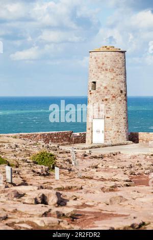 Au-dessous du grand phare de Cap Frehel se trouve ce petit phare plus ancien. Vue sur la baie de Saint Brieuc, Bretagne France Banque D'Images