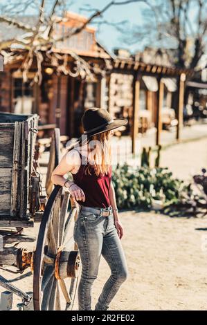 Cowgirl sur Pioneertown Street, Joshua Tree National Park, Californie, États-Unis, Amérique du Nord Banque D'Images