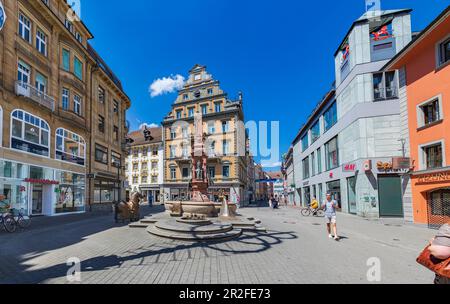 Place du marché avec cheval de bronze à la fontaine de Konstanz, Allemagne Banque D'Images