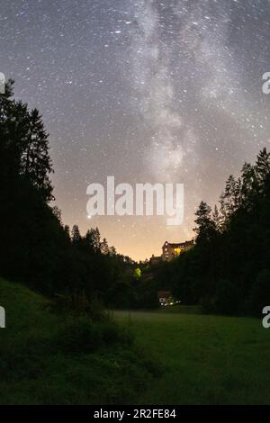 Chemin laiteux au-dessus du château de Rabenstein dans l'Ailsbachtal, Suisse franconienne, Ahorntal, Bayreuth, haute-Franconie, Franconie, Bavière, Allemagne, EUR Banque D'Images