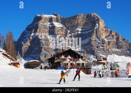 À Monte Pelmo dans la zone de ski Civetta au-dessus d'Alleghe, neige, piste de ski, remontée mécanique, cabane, Dolomiti Superski, Dolomites Veneto, Italie Banque D'Images