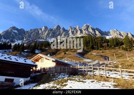 Sur Mühlbach am Hochkönig, Pongau, huttes, neige, hiver, Rochers, montagnes, clôtures, pâturages alpins, Salzbourg-Land, Autriche Banque D'Images