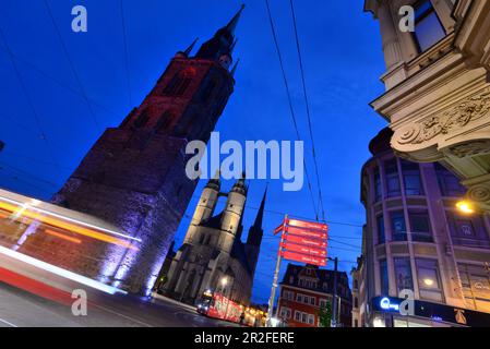 Dans la soirée, marché église avec Rotem Turm am Markt, cathédrale, place, Halle an der Saale, tram, Saxe-Anhalt, Allemagne Banque D'Images