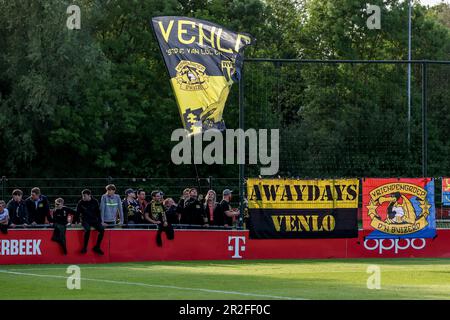 Utrecht, pays-Bas. 19th mai 2023. UTRECHT, PAYS-BAS - MAI 19: Fans de VVV Venlo avec bannières et drapeau pendant le match Keuken Kampioen Divie entre Jong Utrecht et VVV-Venlo au complexe sportif Zoudenbalch sur 19 mai 2023 à Utrecht, pays-Bas (photo de Ben gal/ Orange Pictures) crédit: Orange pics BV/Alay Live News Banque D'Images