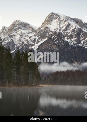 Almsee en haute-Autriche, vue sur le cadran solaire Almtaler. Banque D'Images