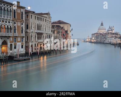 Montée de la lune, vue du Ponte dell'Accademia à Santa Maria della Salute, Venise, Italie. Banque D'Images