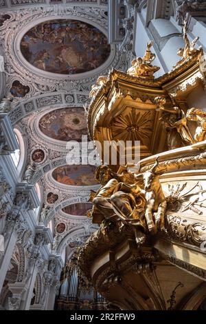 Vue sur les fresques du plafond de St. La cathédrale de Stephen, en premier plan la chaire dorée, Passau, Basse-Bavière, Bavière, Allemagne, Europe Banque D'Images