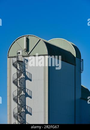 Élévateur de grain avec escalier en spirale contre un ciel bleu profond à Skara, Suède Banque D'Images