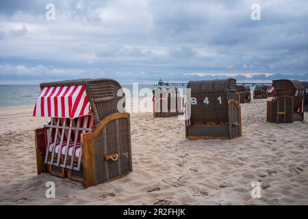 Ambiance spectaculaire Plage Baltique sur Usedom ciel nuageux, mouettes et chaises de plage jetée de Zinnowitz, Usedom, Mecklenburg-Poméranie occidentale, Allemagne Banque D'Images