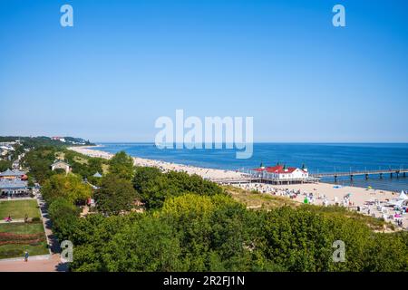 Quai panoramique dans le Kaiserbad Ahlbeck de la roue ferris, vacanciers et touristes, chaises de plage, Usedom, Mecklembourg-Poméranie occidentale, Allemagne Banque D'Images