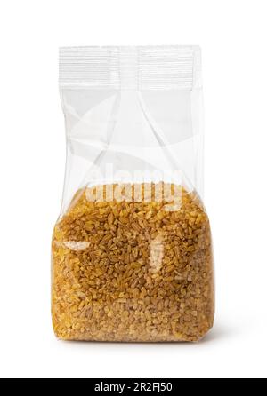 Sacs transparents en plastique avec bulgur. isolé sur fond blanc Banque D'Images