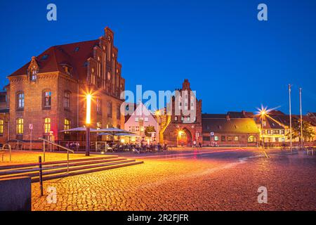 Vieux port avec porte d'eau à Wismar, Mecklembourg-Poméranie occidentale, Allemagne Banque D'Images