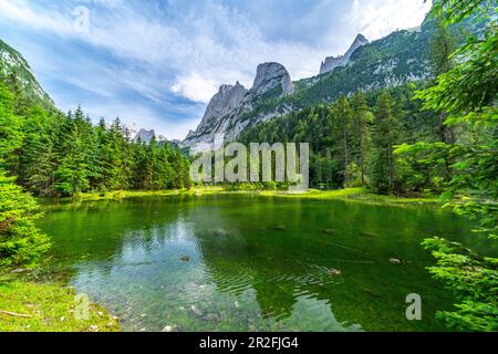 Vue sur le Gosaulacke jusqu'au Hochkesselegg depuis le massif du Dachstein. Banque D'Images