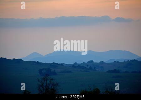 Malawi; région du Nord; Parc national de Noika; Dusk sur le plateau de Noika; ciel rougeâtre, traversé par des nuages gris Banque D'Images