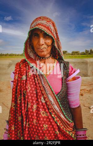 Jaisalmer, Inde - 19 janvier 2020 : Femme Rajasthani indienne portant des vêtements traditionnels colorés et des bijoux Banque D'Images