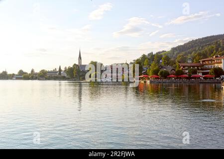 Schliersee avec la terrasse de l'hôtel Schlierseer Hof, haute-Bavière, Bavière, Allemagne Banque D'Images