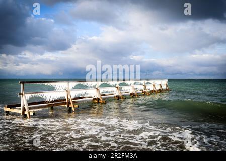 Glaces sur la jetée de baignade de Heiligenhafen am Steinwarder, Mer Baltique, Ostholstein, Schleswig-Holstein, Allemagne Banque D'Images