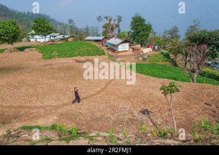 Sikkim, Inde - 22nd mars 2004 : un garçon sourit pour s'amuser. L'enfant en uniforme retourne à la maison après la fin de l'école. Banque D'Images