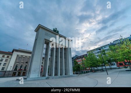 Le matin, à Landhausplatz, en face du Monument de libération d'Innsbruck, Tyrol, Autriche Banque D'Images