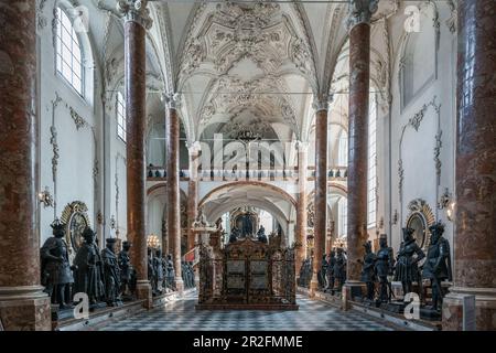 A l'intérieur de la Hofkirche avec les 28 plus grandes que la vie statues de bronze à Innsbruck, Tyrol, Autriche Banque D'Images